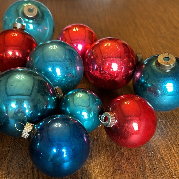 Vintage Shiny Bright Christmas ornaments 14 Blue, pink, red, round varying sizes - Picture 5 of 5